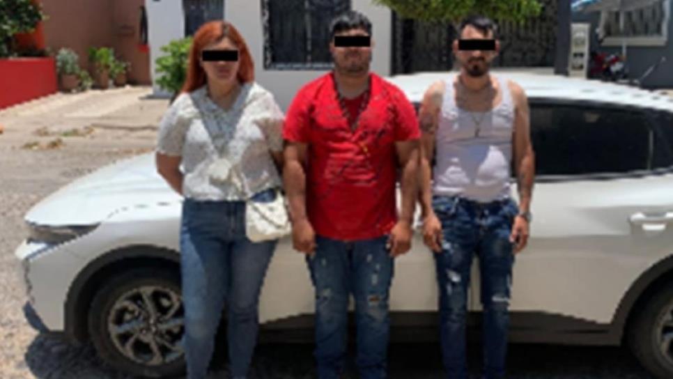 Detienen a tres personas en Mazatlán con 340 dosis de cristal, autos robados y cartuchos Detienen a tres personas en Mazatlán con 340 dosis de cristal, autos robados y cartuchos