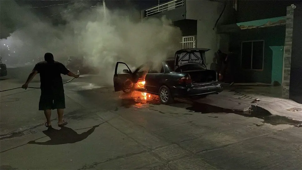 Para cuando llegaron los bomberos al lugar los vecinos ya habían controlado el incendio y solamente estaban enfriando el motor el cual quedó prácticamente destruido