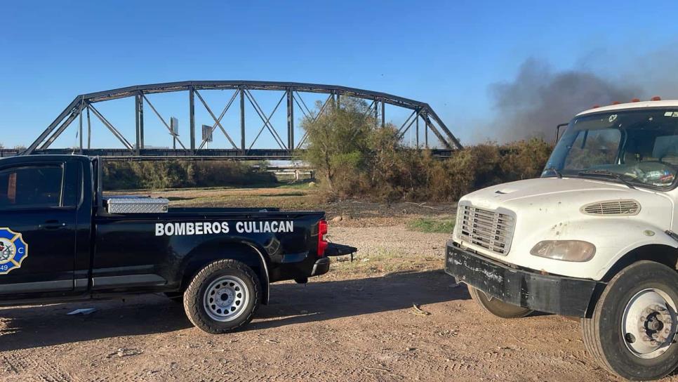 Se queman durmientes del ferrocarril por incendio de maleza en el Puente Negro de Culiacán Se queman durmientes del ferrocarril por incendio de maleza en el Puente Negro de Culiacán