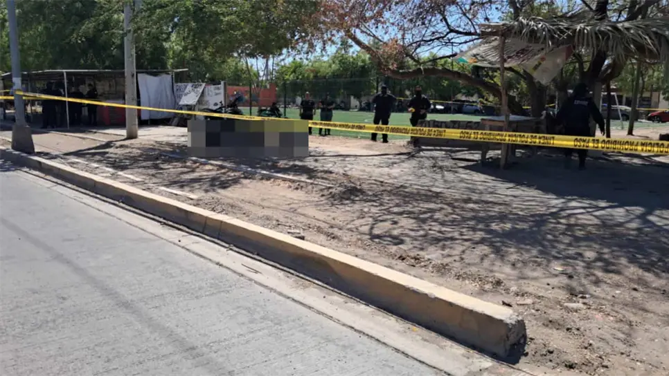 Dos de las víctimas quedaron sin vida a un lado de las motos. FOTO: Luis Ramírez
