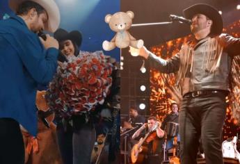 Edén Muñoz recibió un ramo buchón de rosas rojas y billetes con miles de pesos en pleno concierto