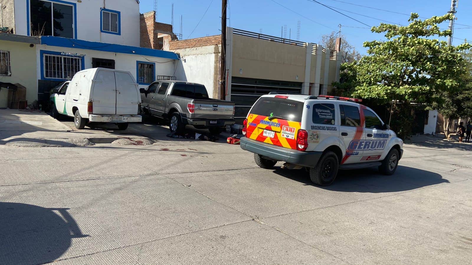 El cuerpo quedó debajo de una camioneta. (FOTO: Luis Ramírez).