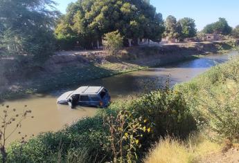 ¡Canalazo! Localizan vagoneta abandonada dentro del Canal Lateral 18