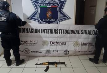 Policías aseguran una mochila con un rifle cuerno de chivo en el sector Humaya en Culiacán