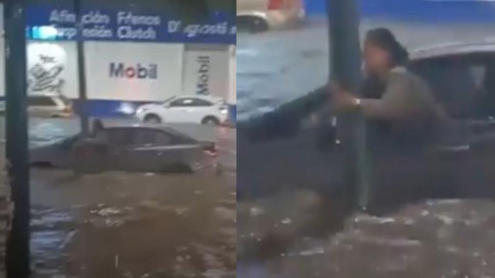 Mujer se aferra a un poste mientras su auto es arrastrado por la corriente en León, Guanajuato | VIDEO Mujer se aferra a un poste mientras su auto es arrastrado por la corriente en León, Guanajuato | VIDEO