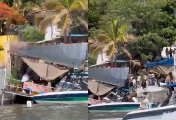 Muelle se desploma en Tequesquitengo y deja a decenas personas en el agua | VIDEO
