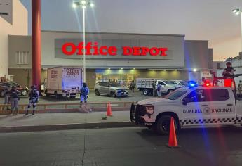 Disparan con cuernos de chivo contra vehículos estacionados frente a Office Depot en Isla Musala, Culiacán