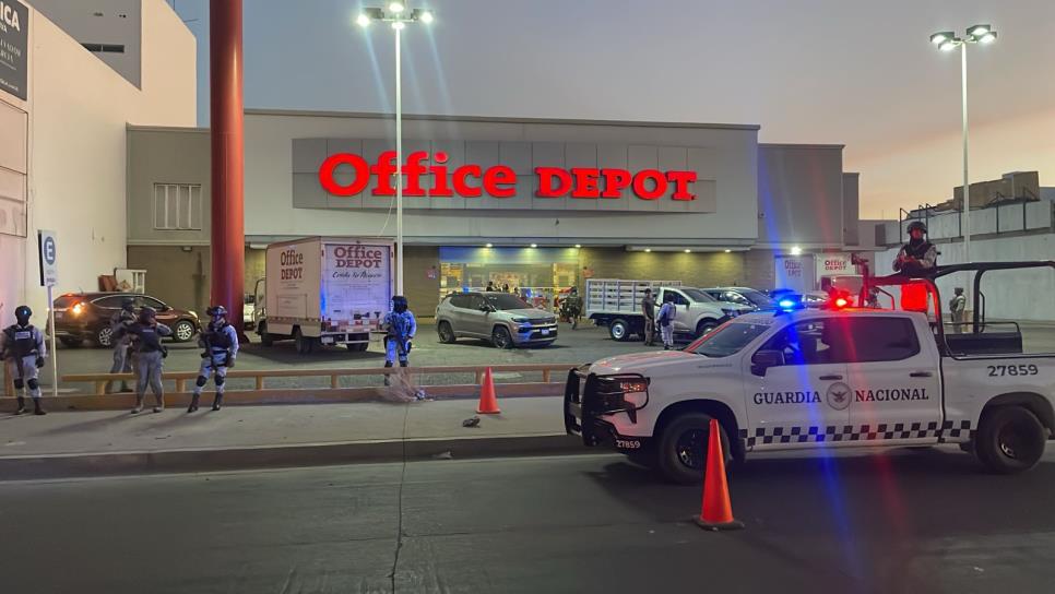 Disparan con cuernos de chivo contra vehículos estacionados frente a Office Depot en Isla Musala, Culiacán Disparan con cuernos de chivo contra vehículos estacionados frente a Office Depot en Isla Musala, Culiacán