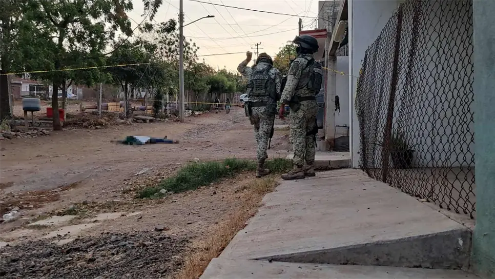 El cuerpo quedó tendido sobre la calle. (FOTO: Ángel Beltrán).