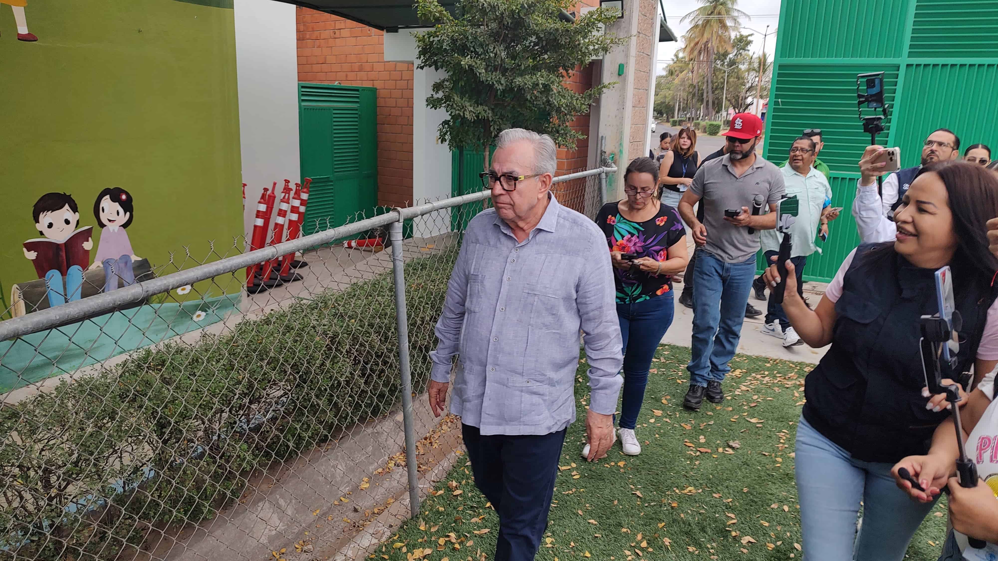Rocha Moya llega a emitir su voto y no estaba instalada la casilla