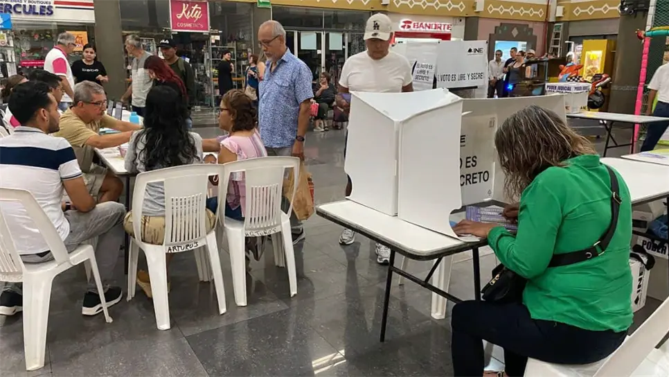 La fila permanece en las diferentes casillas especiales, con personas provenientes de diferentes partes del país, a la espera de ejercer su voto
