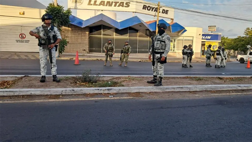 Elementos de la Guardia Nacional y del Ejército acudieron al lugar para resguardar la zona así como agentes de la Policía Municipal