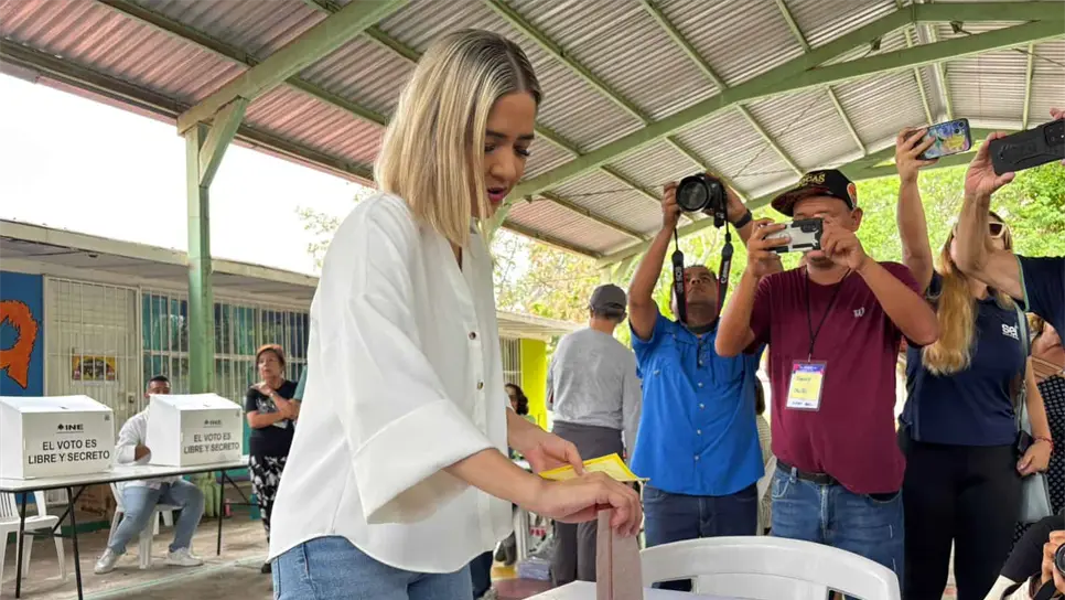 Estrella Palacios emitió su voto. (FOTO: Mayhan Barraza).