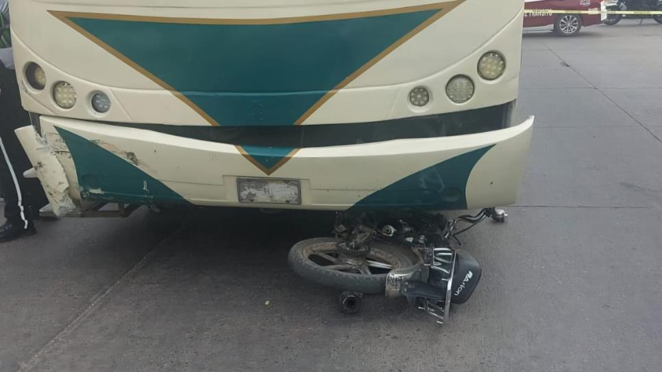 Fallece motociclista tras ser embestido por un autobús en el centro de Los Mochis Fallece motociclista tras ser embestido por un autobús en el centro de Los Mochis