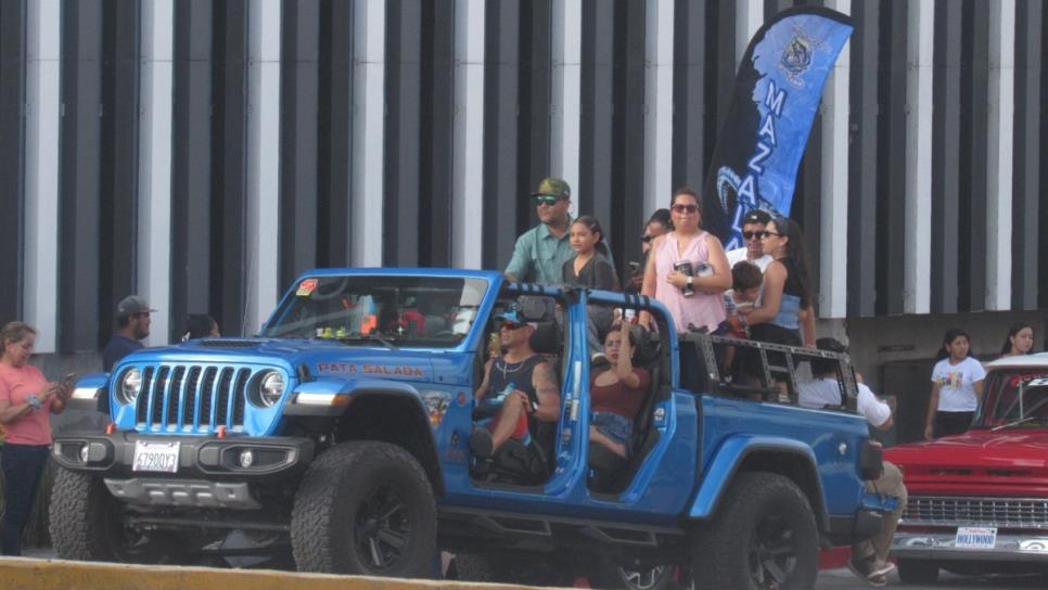 Trocas clásicas y último modelo llenan el malecón en desfile de la Semana de la Troca 2025