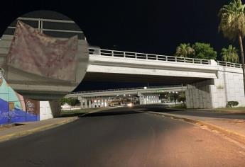 Sujetos colocan manta en el puente del distribuidor vial en el sector Humaya en Culiacán