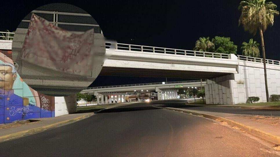 Sujetos colocan manta en el puente del distribuidor vial en el sector Humaya en Culiacán
