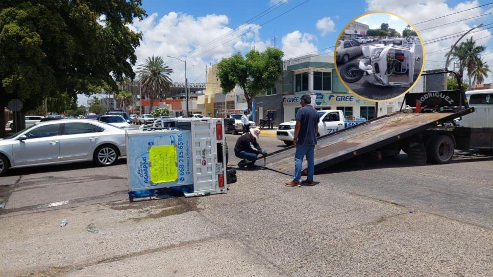 Repartidor de agua choca y vuelca en el centro de Los Mochis Repartidor de agua choca y vuelca en el centro de Los Mochis
