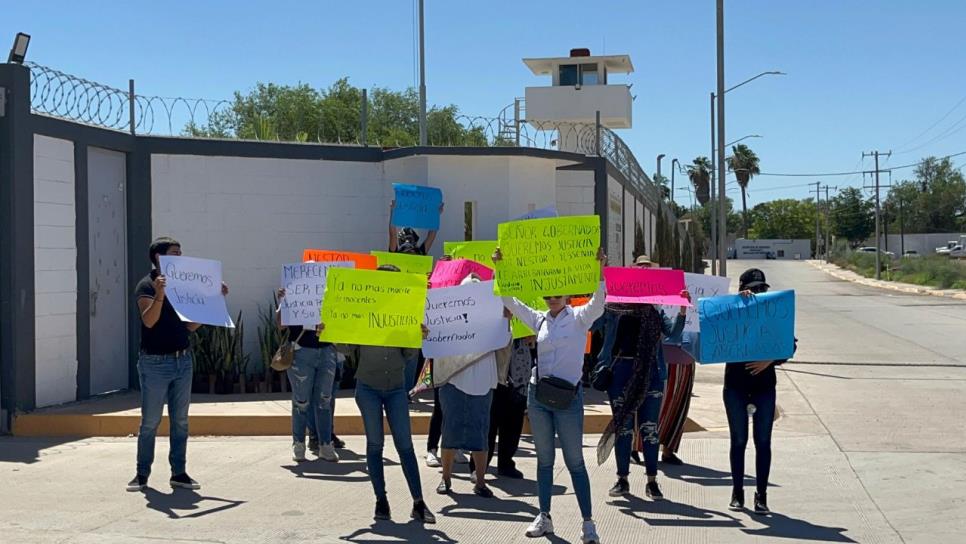 Se manifiestan en la base de la Guardia Nacional en Guasave, exigen justicia por muerte de Jessica y Néstor Se manifiestan en la base de la Guardia Nacional en Guasave, exigen justicia por muerte de Jessica y Néstor