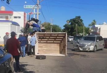 Se pasa un alto y provoca una volcadura En Los Mochis, deja dos lesionados