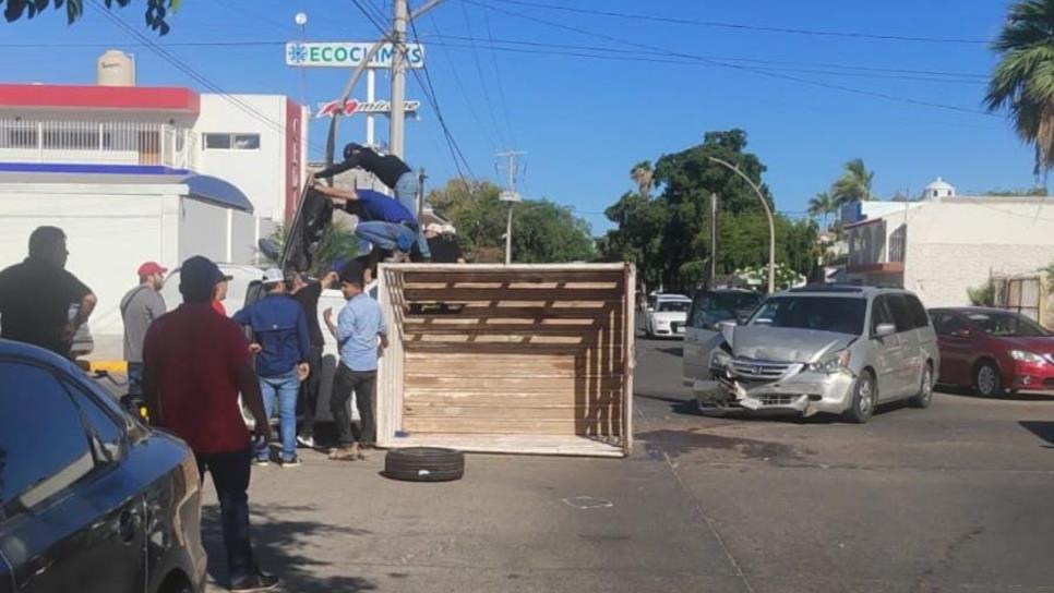 Se pasa un alto y provoca una volcadura En Los Mochis, deja dos lesionados Se pasa un alto y provoca una volcadura En Los Mochis, deja dos lesionados