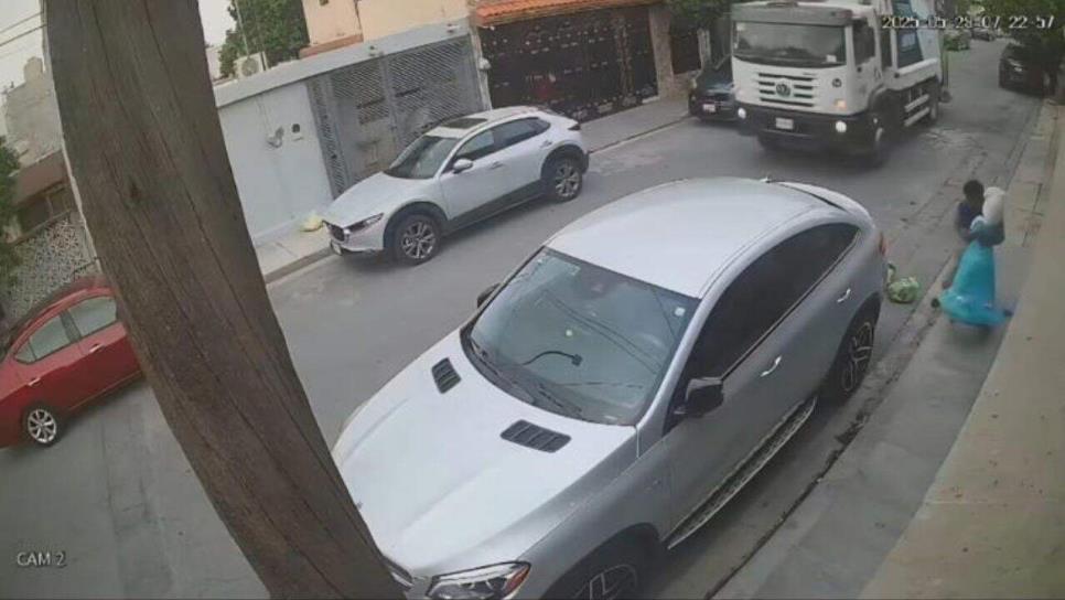 Recolector de basura baila con piñata de Frozen y se vuelve viral en San Nicolás | VIDEO