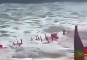 Alta marea arrasa con mobiliario de restaurante ubicado a la orilla en el malecón de Mazatlán