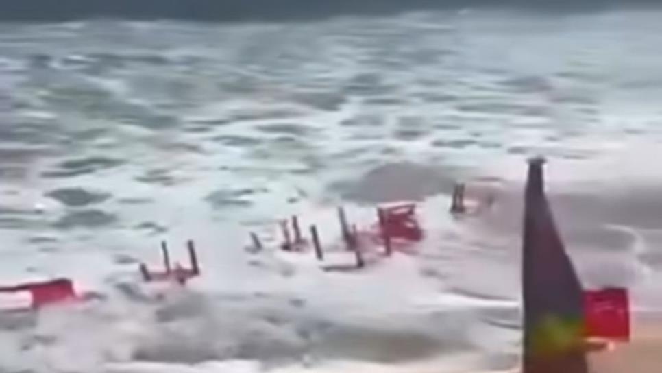 Alta marea arrasa con mobiliario de restaurante ubicado a la orilla en el malecón de Mazatlán Alta marea arrasa con mobiliario de restaurante ubicado a la orilla en el malecón de Mazatlán