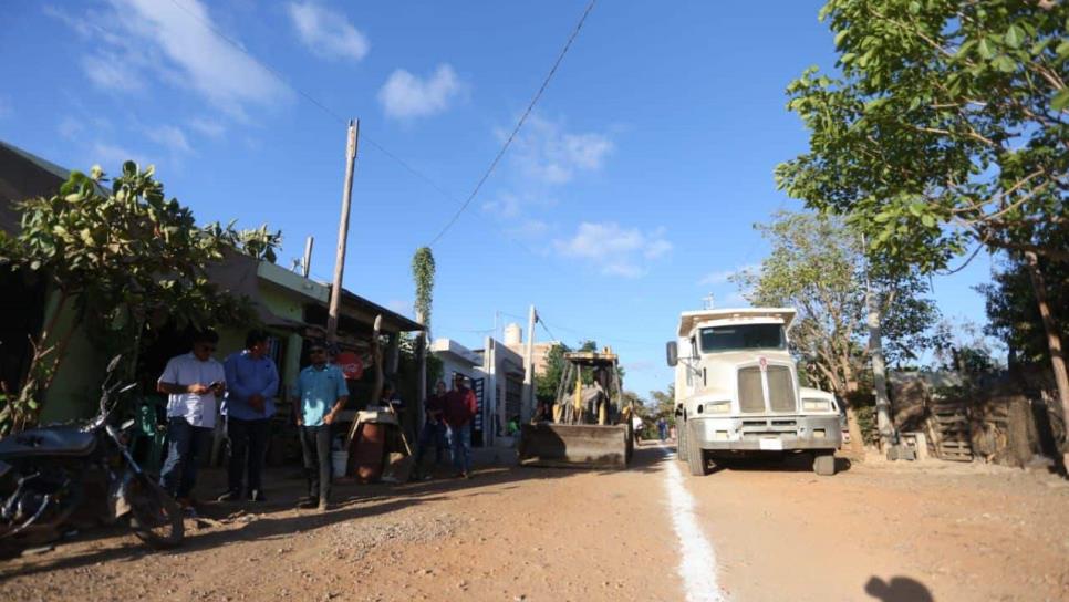 Adiós a caminar entre el lodo y las piedras: Arranca pavimentacion en la colonia 13 de Septiembre en Mazatlán Adiós a caminar entre el lodo y las piedras: Arranca pavimentacion en la colonia 13 de Septiembre en Mazatlán