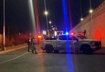 Encuentran a un joven ejecutado y con un mensaje bajo el puente desnivel de La Costerita en Culiacán