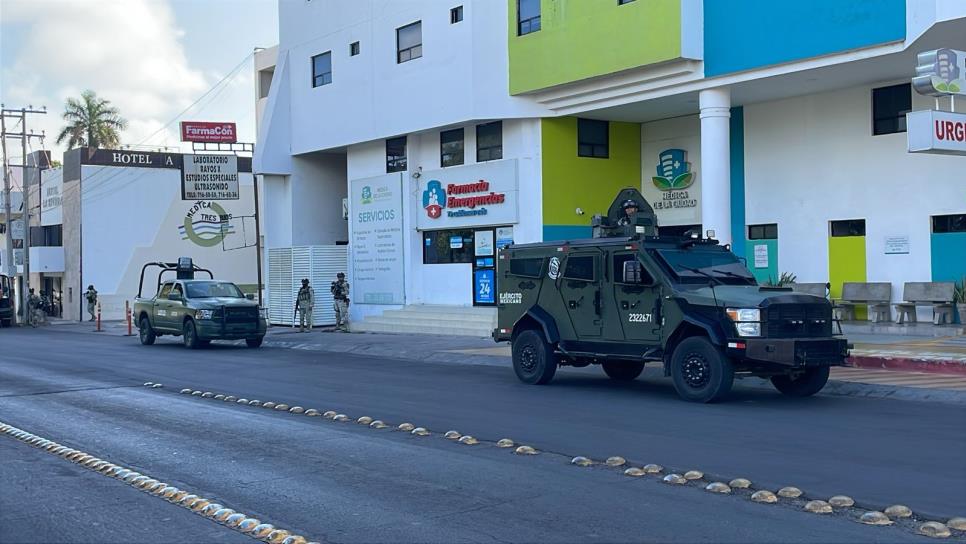 Militares mantienen sitiada la clínica donde fueron atacados a balazos policías municipales en Culiacán Militares mantienen sitiada la clínica donde fueron atacados a balazos policías municipales en Culiacán
