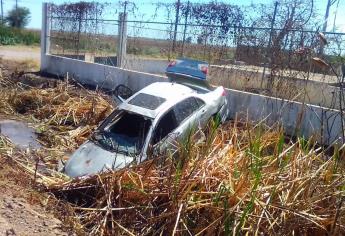 Conductora termina dentro de un canal de riego en Guasave