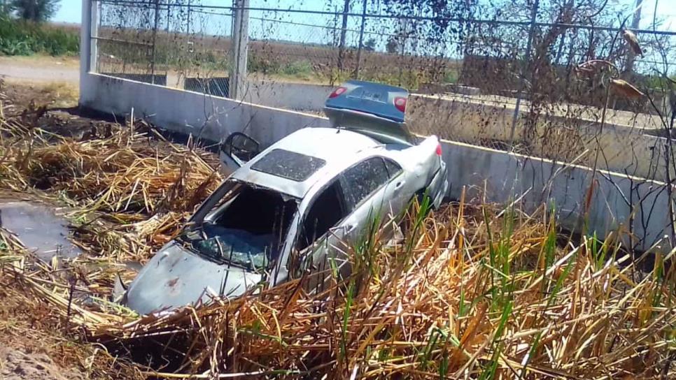 Conductora termina dentro de un canal de riego en Guasave Conductora termina dentro de un canal de riego en Guasave