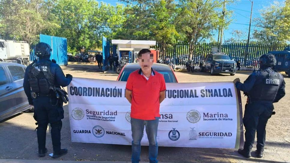 Detienen a hombre con miles de pesos y una pistola en la Venustiano Carranza de Culiacán Detienen a hombre con miles de pesos y una pistola en la Venustiano Carranza de Culiacán