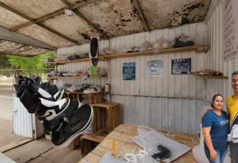¿Cuánto pagarías por lavar tus tenis? Mochitense emprende negocio de lavado y es todo un éxito