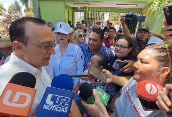 Antonio Menéndez atiende a vecinos de El Colorado ante exigencia de falta de agua