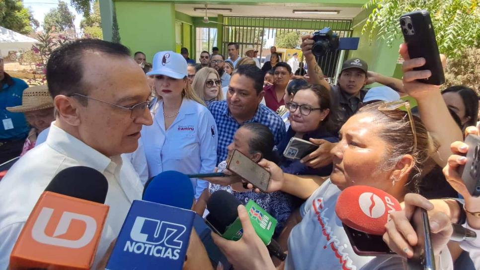 Antonio Menéndez atiende a vecinos de El Colorado ante exigencia de falta de agua Antonio Menéndez atiende a vecinos de El Colorado ante exigencia de falta de agua