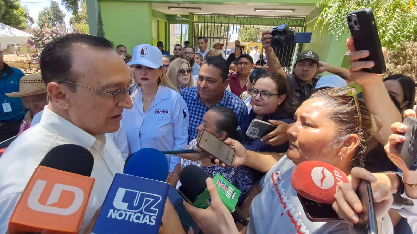 El alcalde de Ahome atendió a los pobladores de El Colorado.