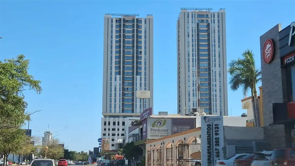 Con una altura de 120.43 metros y 28 pisos, la Torre Miletto Cuatro Ríos, el edificio más alto de Culiacán, es un ícono de modernidad y lujo en la capital de Sinaloa