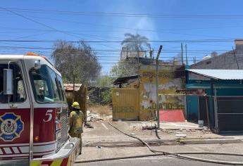 Incendio de basura en un domicilio en Tierra Blanca, Culiacán provoca fuerte movilización
