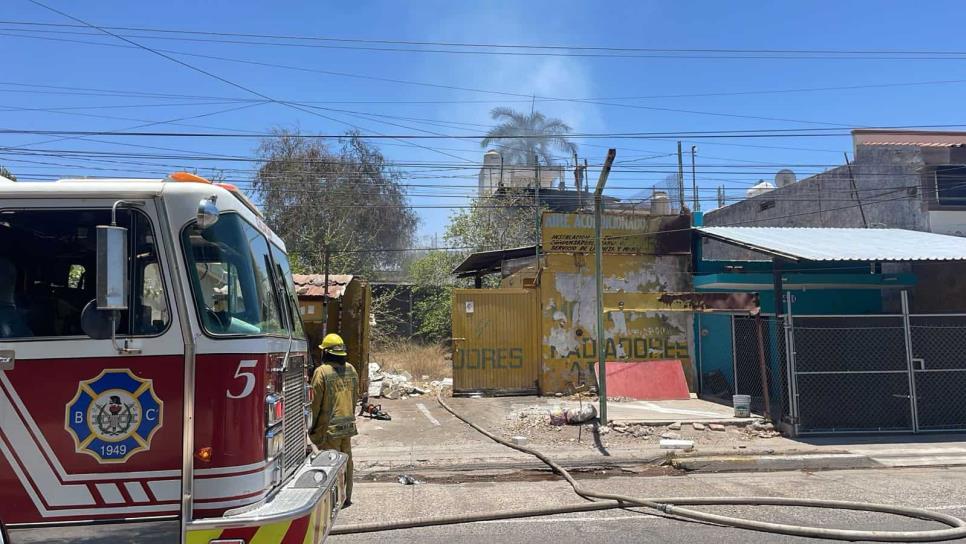 Incendio de basura en un domicilio en Tierra Blanca, Culiacán provoca fuerte movilización Incendio de basura en un domicilio en Tierra Blanca, Culiacán provoca fuerte movilización