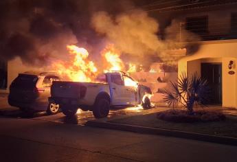 Incendio consume dos camionetas y parte de una casa en Los Mochis, al parecer fue un cortocircuito