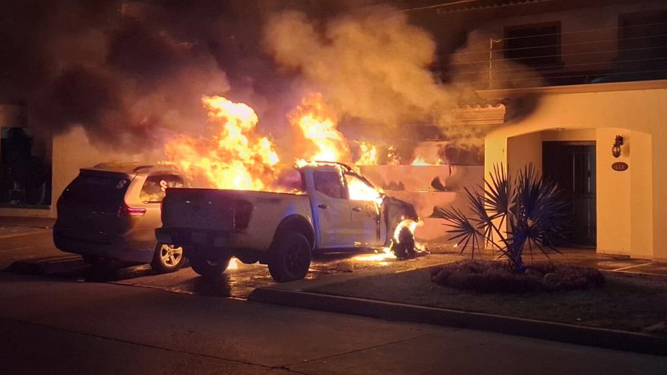 Incendio consume dos camionetas y parte de una casa en Los Mochis, al parecer fue un cortocircuito Incendio consume dos camionetas y parte de una casa en Los Mochis, al parecer fue un cortocircuito