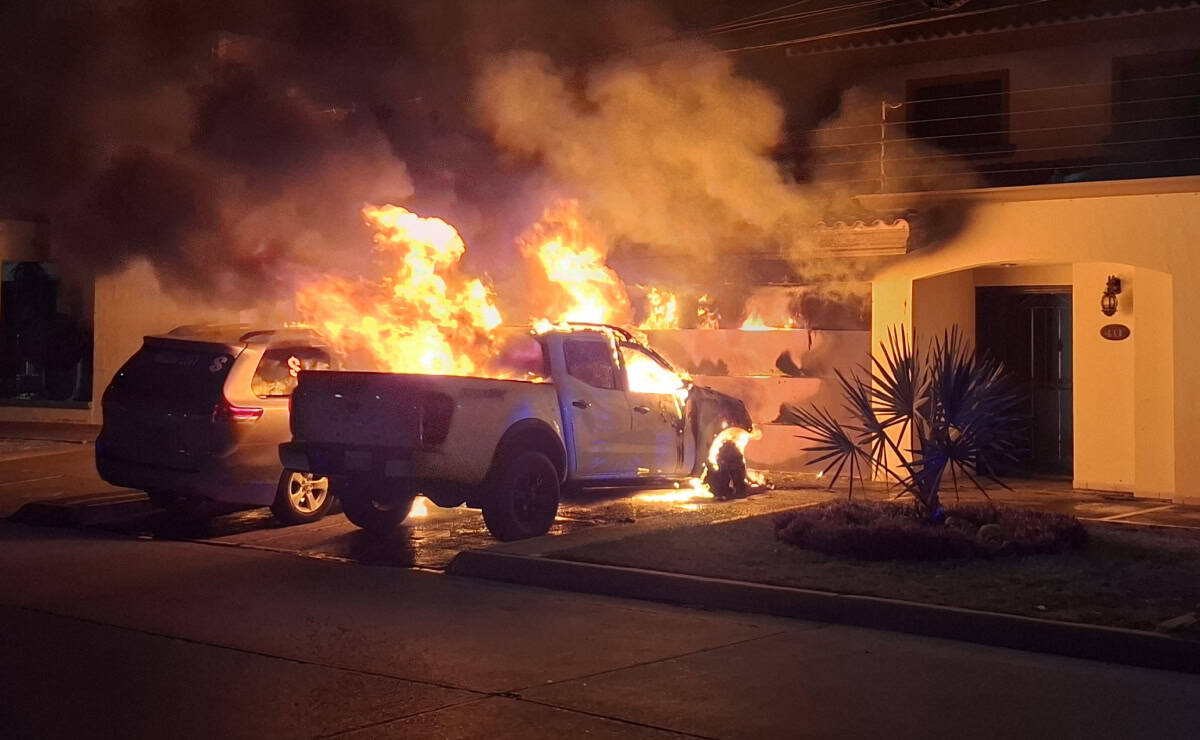 FOTO: Incendio consume dos camionetas y parte de una casa en Los Mochis, al parecer fue un cortocircuito