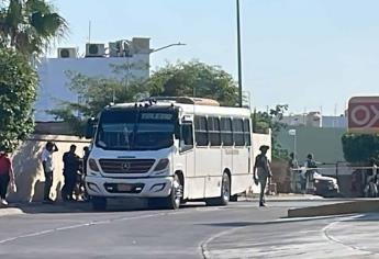Atacan de carro a carro a policía estatal en Culiacán; una mujer que viajaba en camión resultó herida por una bala perdida
