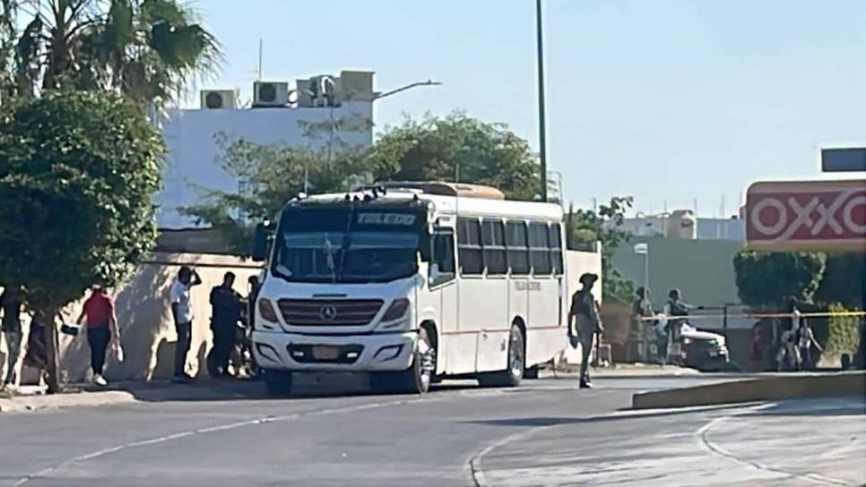 Atacan de carro a carro a policía estatal en Culiacán; una mujer que viajaba en camión resultó herida por una bala perdida