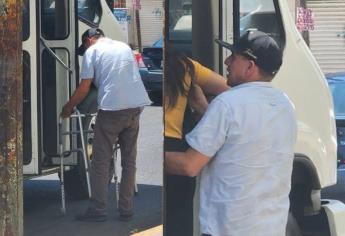 Chófer se viste de héroe al ayudar a joven discapacitada a subir al camión, en Culiacán