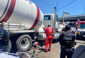 Revolvedora de cemento arrolla a ciclista en la ciudad de Guasave, terminó con heridas graves