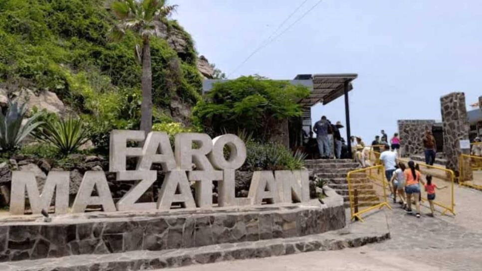 Hombre cae de escaleras del Faro de Mazatlán; está grave en el hospital Hombre cae de escaleras del Faro de Mazatlán; está grave en el hospital