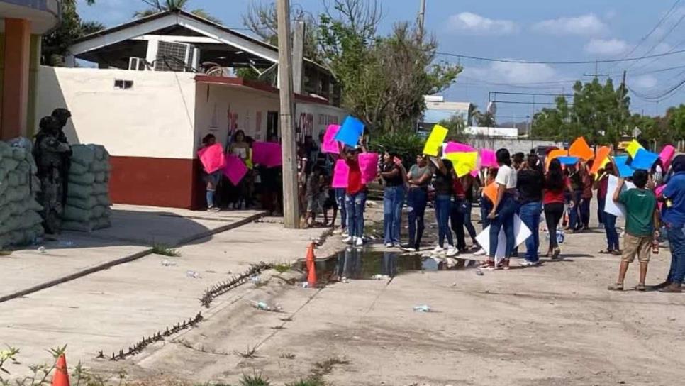 Pobladores de El Rosario protestan en contra de abusos de autoridad por parte de militares Pobladores de El Rosario protestan en contra de abusos de autoridad por parte de militares